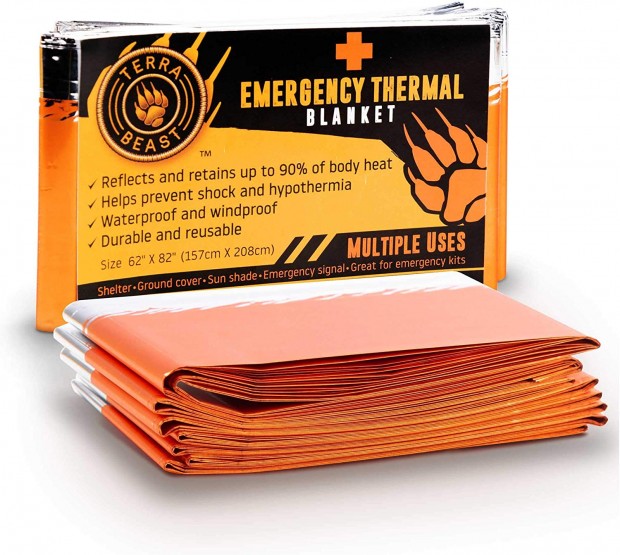 5 Winter Car Essentials: Equipping Your Emergency Kit with Light-Weight Thermal Blankets